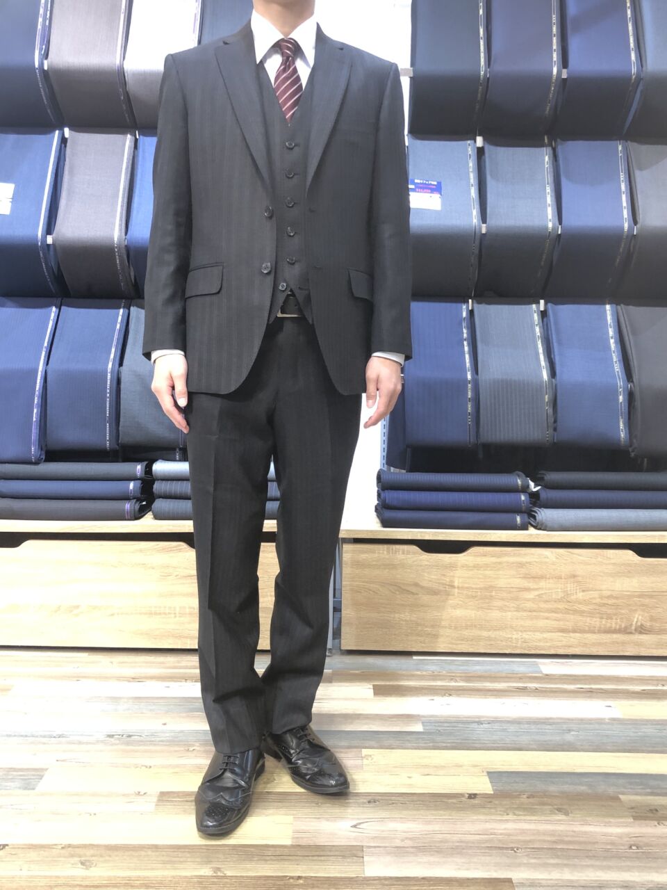 英国紳士さながらのチャコールグレースーツ【JOHN FOSTER】-セント