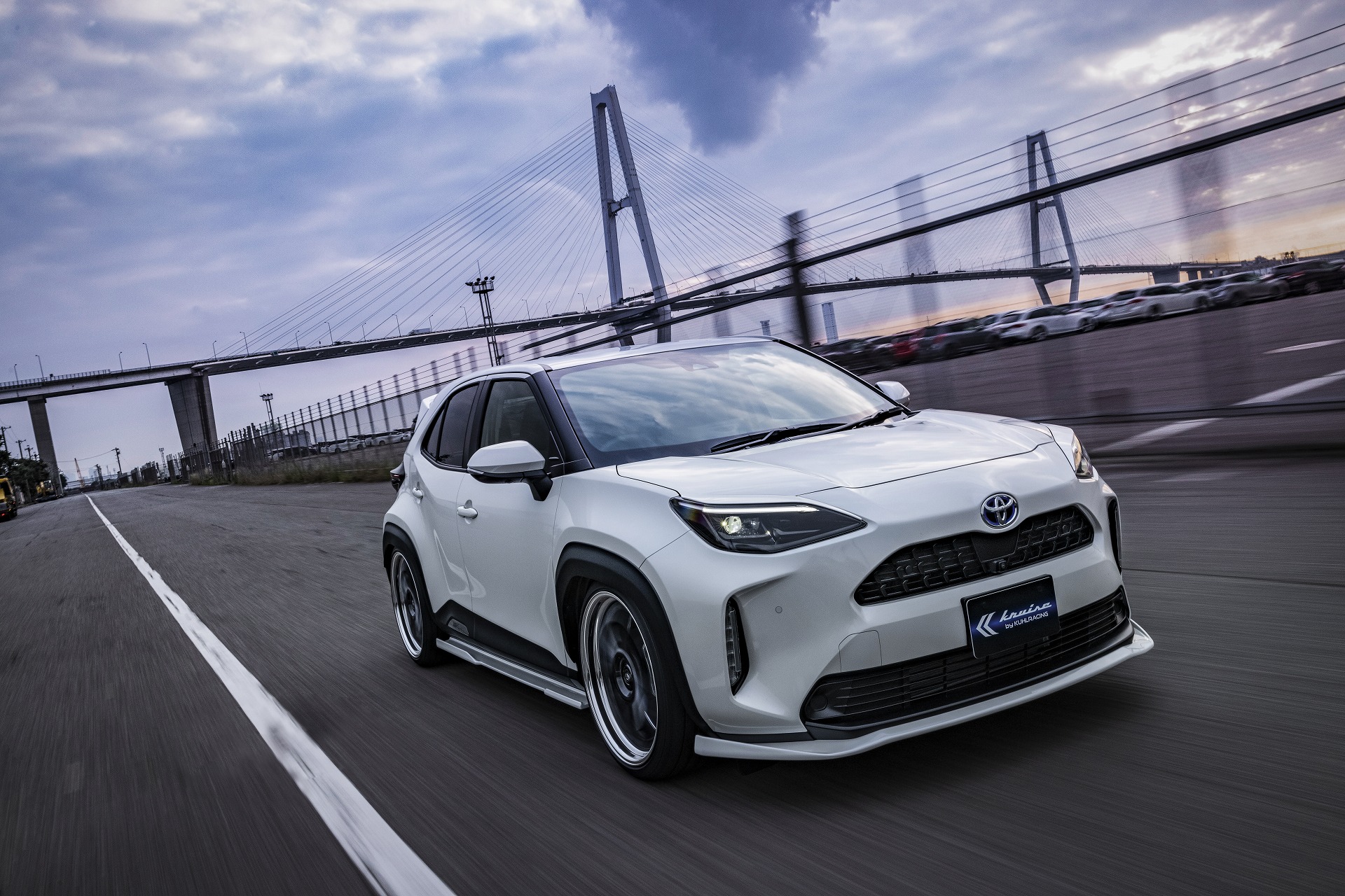 ヤリスクロス「KRUISE by KUHLRACING」エアロパーツ装着パールホワイト