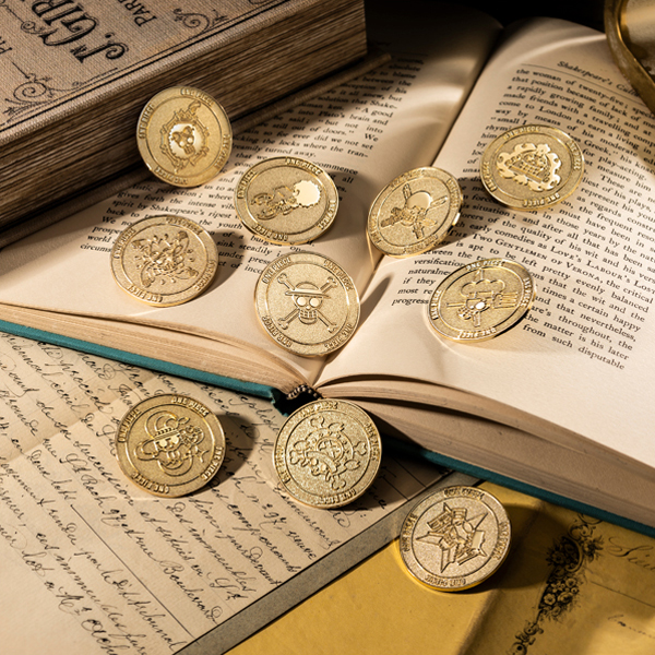 ワンピース】メダル風海賊旗ピンバッジ（全10種ランダム1個）: 雑貨