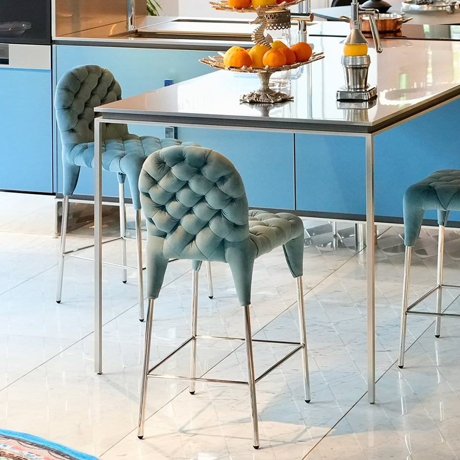 最新版】用途別アイランドキッチンに最適なスツールとは？| トーヨー