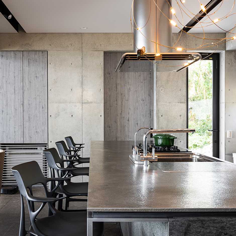 最新版】用途別アイランドキッチンに最適なスツールとは？| トーヨー