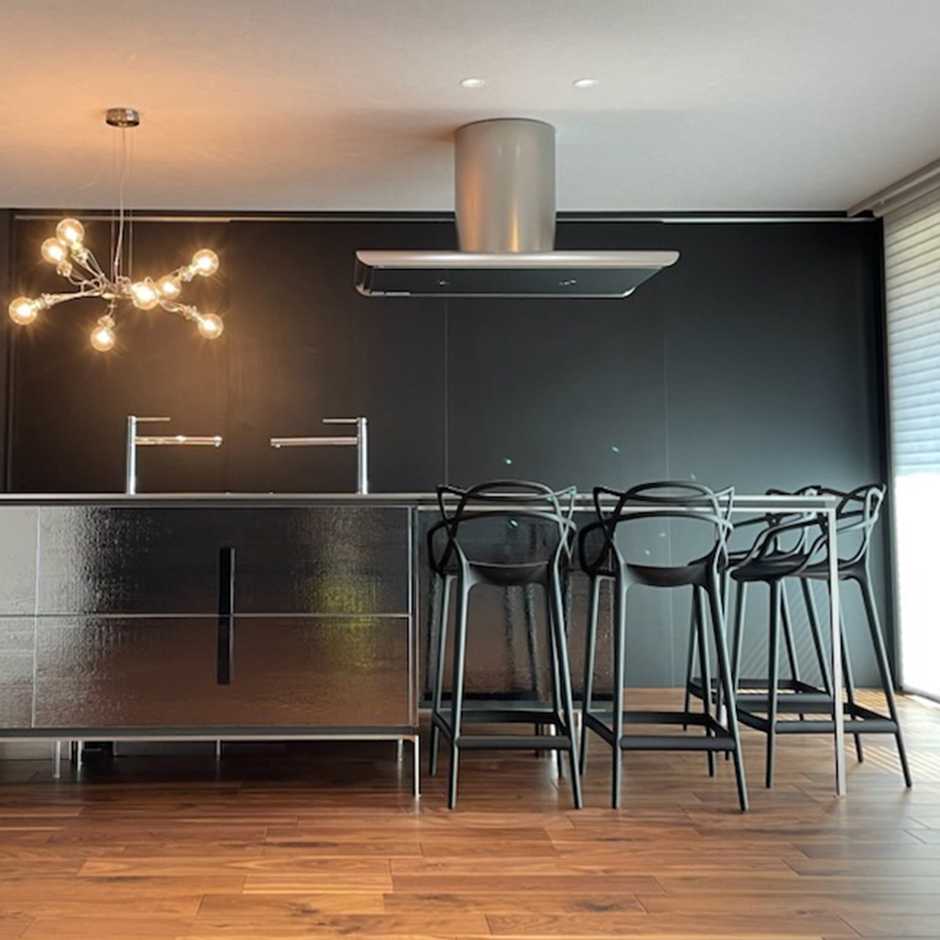 最新版】用途別アイランドキッチンに最適なスツールとは？| トーヨー