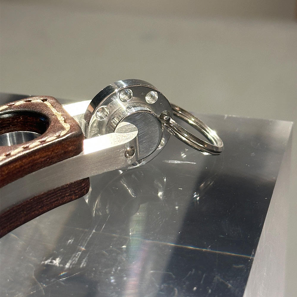 エアロコンセプト】Intuition（キーホルダー） 牛革｜ビターチョコ