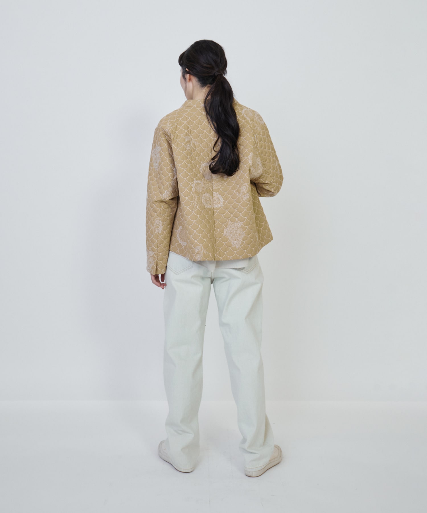 コットンリネンキルティング風刺繍ノーカラージャケット｜BIGI online