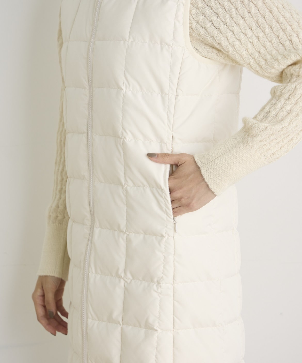 ロングフードダウンベスト《TAION & LIMONTA EAST》 ｜DAY by DAY It's