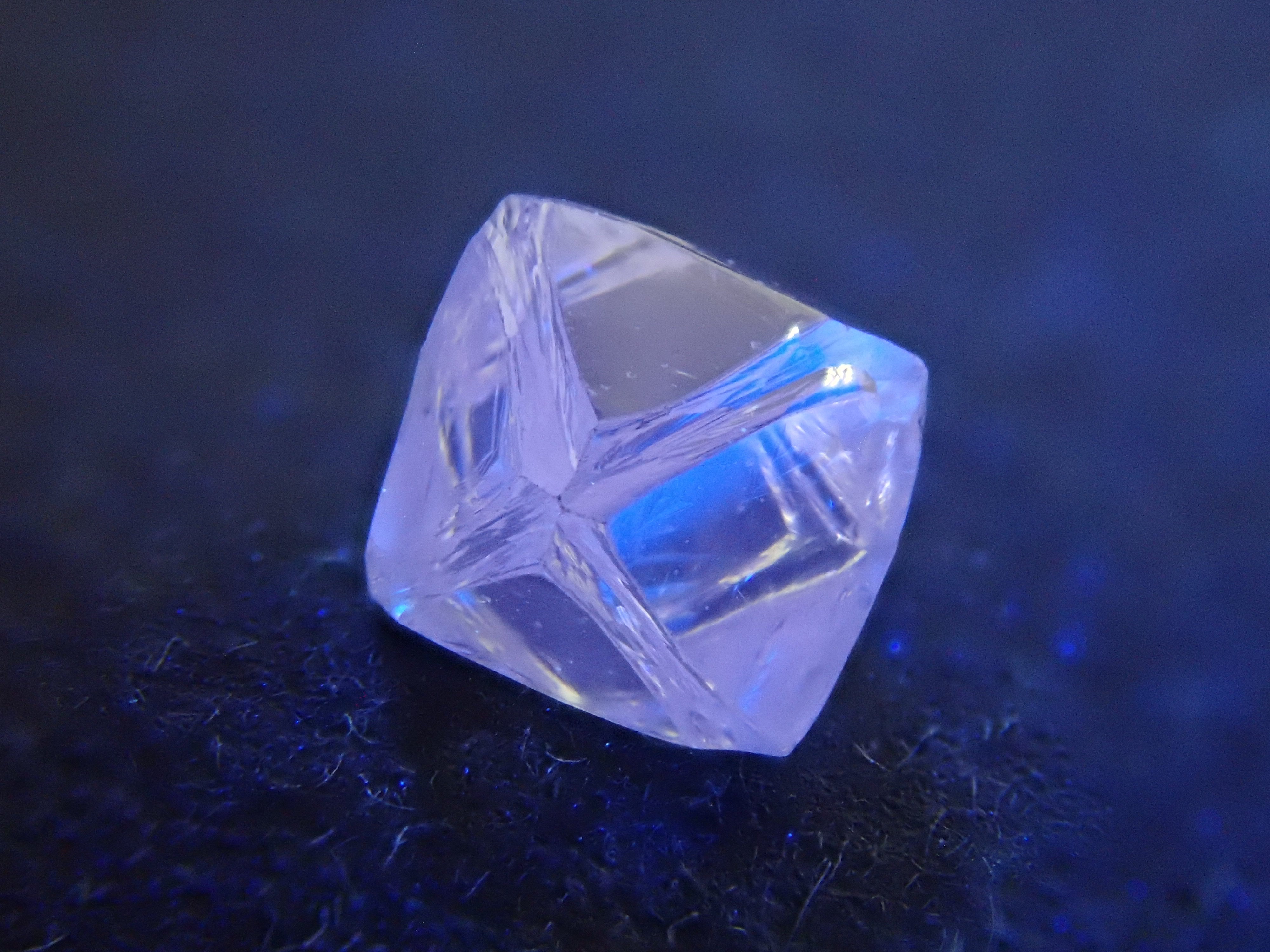 ロシア産ダイヤモンド原石（ソーヤブル） 0.509ct原石（トライゴン）