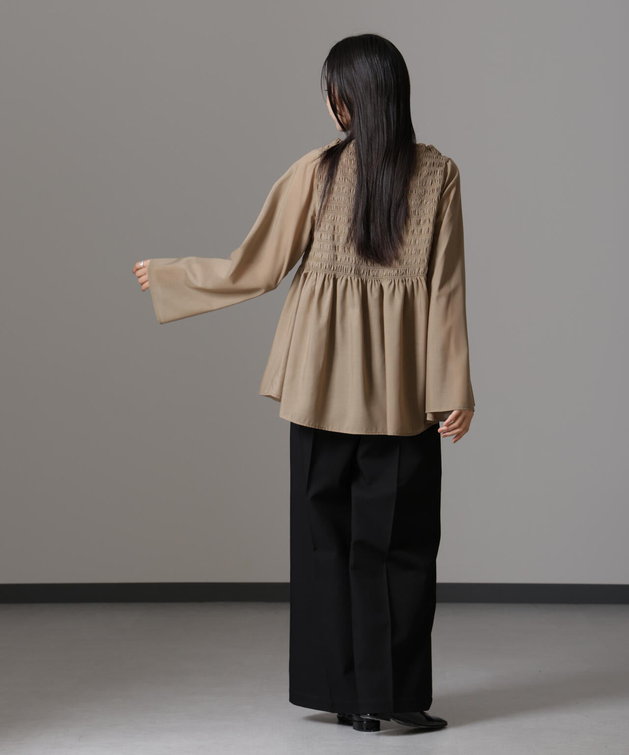 シャーリング フレア スリーブ ブラウス