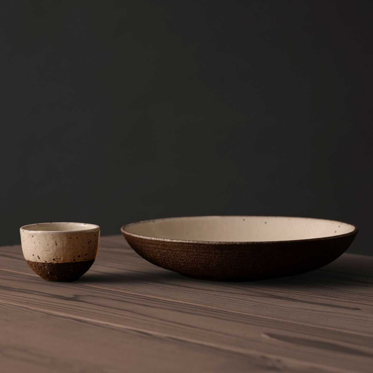 奥深い土の表情 素朴な風合いの深皿 25cm（ブラック＆ホワイト）｜THE