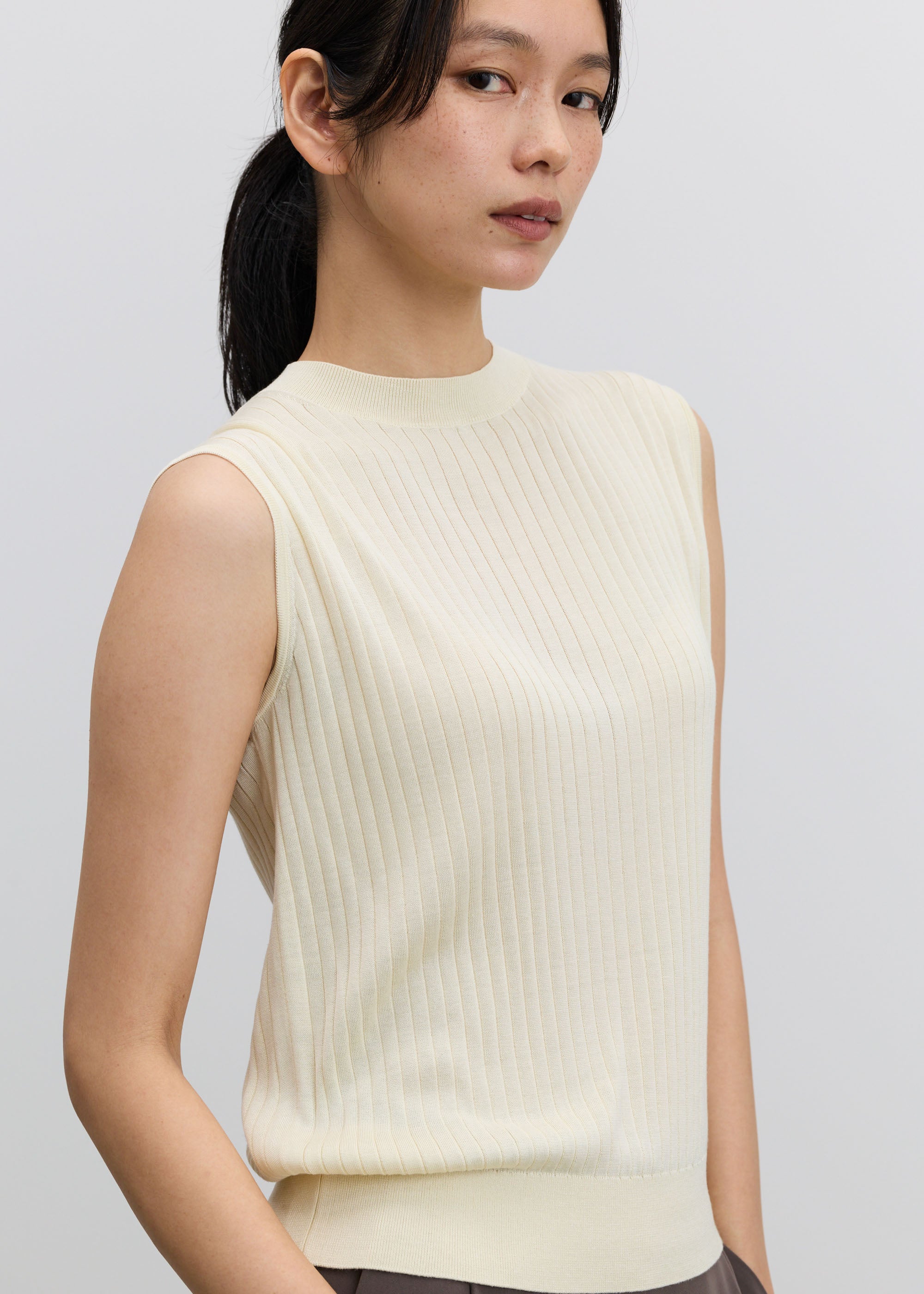 シルクワイドリブノースリーブニット - SOÉJU online store｜上質な