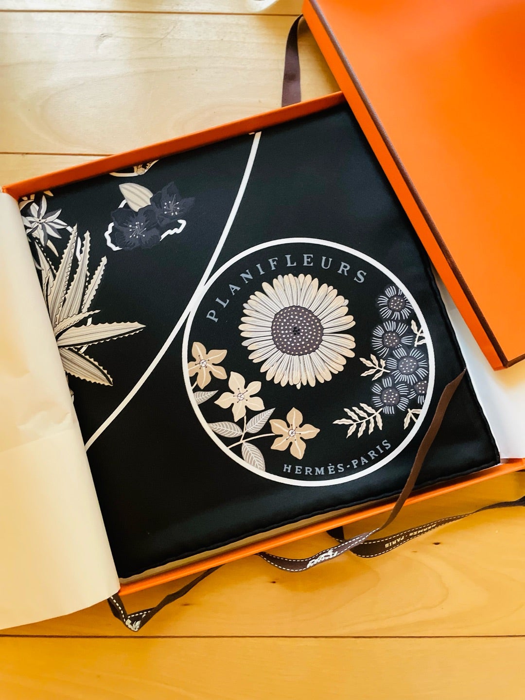 肩が温かくなった、エルメスカレ90 プラニフルールと、担当さんの噂話