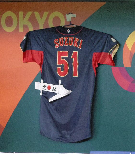 侍ジャパン、ベンチのユニホームが“進化” 栗林良吏の「20番」も飾られ