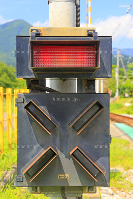 八木沢踏切の踏切動作反応灯[10009053377]の写真・イラスト素材