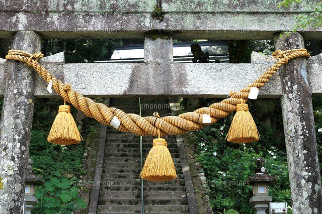 石の鳥居に飾られた根道神社のしめ縄[22500001472]の写真・イラスト
