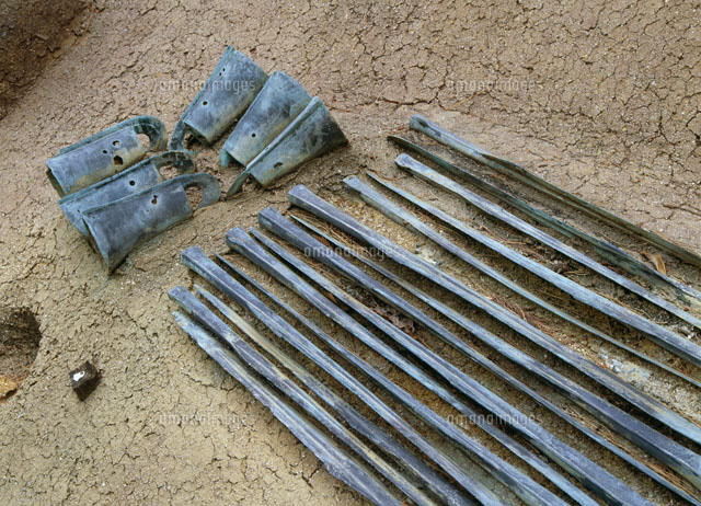 荒神谷遺跡の銅剣と銅鐸[25714000640]の写真・イラスト素材｜アマナ