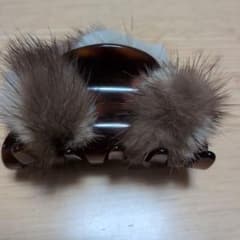 accaフランス製 ヘアクリップ 茶色 ファー付き - メルカリ
