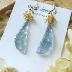 14kgf/天然石フローライト リーフカービングとマルチジルコンのピアス