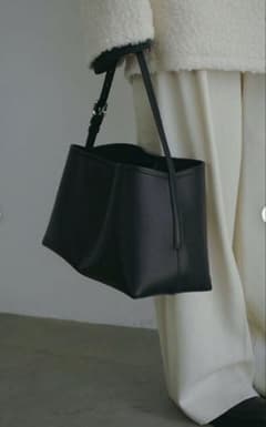 エトレトウキョウ ナローショルダーランドスケープレザーバッグ