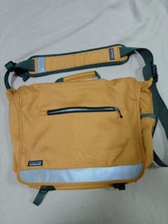 patagonia ハーフマスメッセンジャーバッグ マンゴー - メルカリ