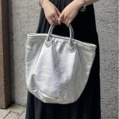 美品】PAPILLONNER SEAU バケツトートレザーバッグ シルバー - メルカリ