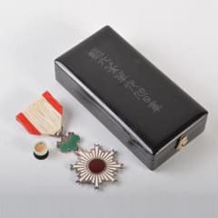 勲章 記章 徽章 勲六等単光旭日章 略章 箱付 N 6506 - メルカリ