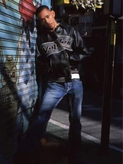 至*酒様 ラッパー io 着用トゥルーレリジョン リッキー スタッズロゴ