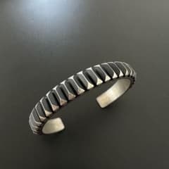 美品】Navajo Leander Tahe カットワーク バングル 9mm幅 - メルカリ