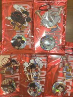 ONE PIECE オーロラアクキー&メタリック缶バッジ 5種セット - メルカリ