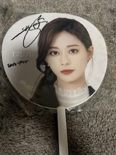 2026年最新】twiceサイン入りうちわの人気アイテム - メルカリ