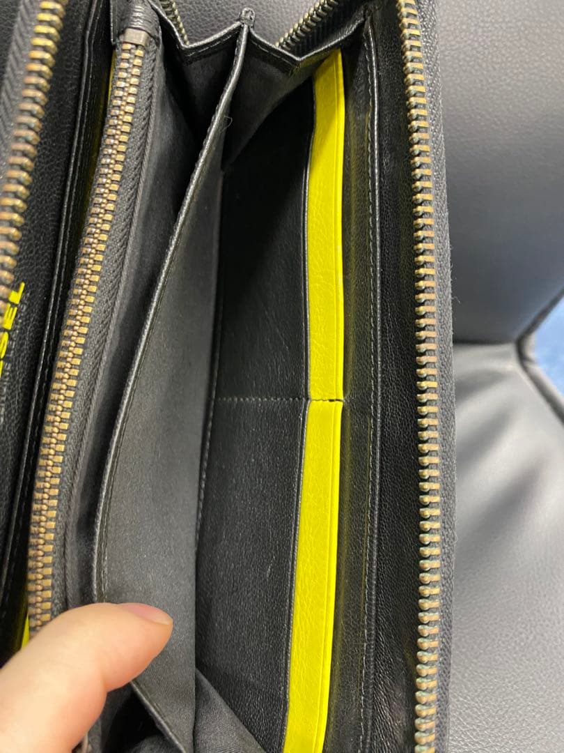 ディーゼル ラウンドジップ 長財布 ロゴ金具 型押し レザー 黒