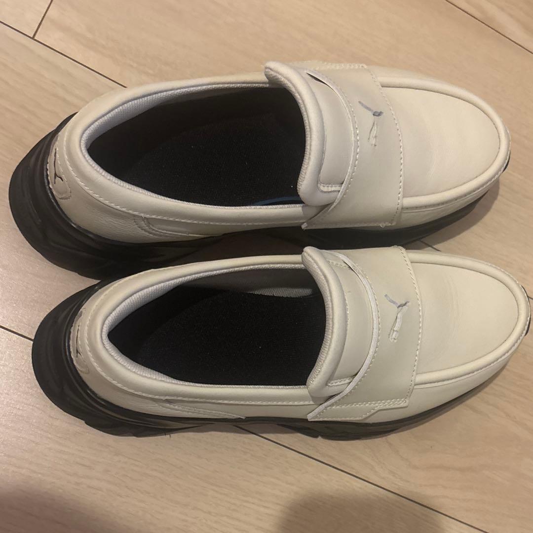 23.5cm PUMA ローファー 白 - メルカリ