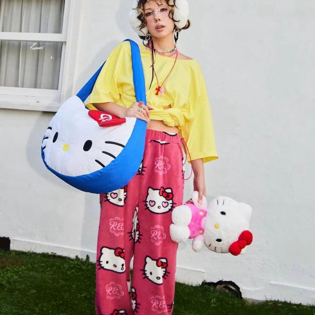 仲里依紗 RE. アールイードット ハローキティ総柄パンツ ピンク - メルカリ