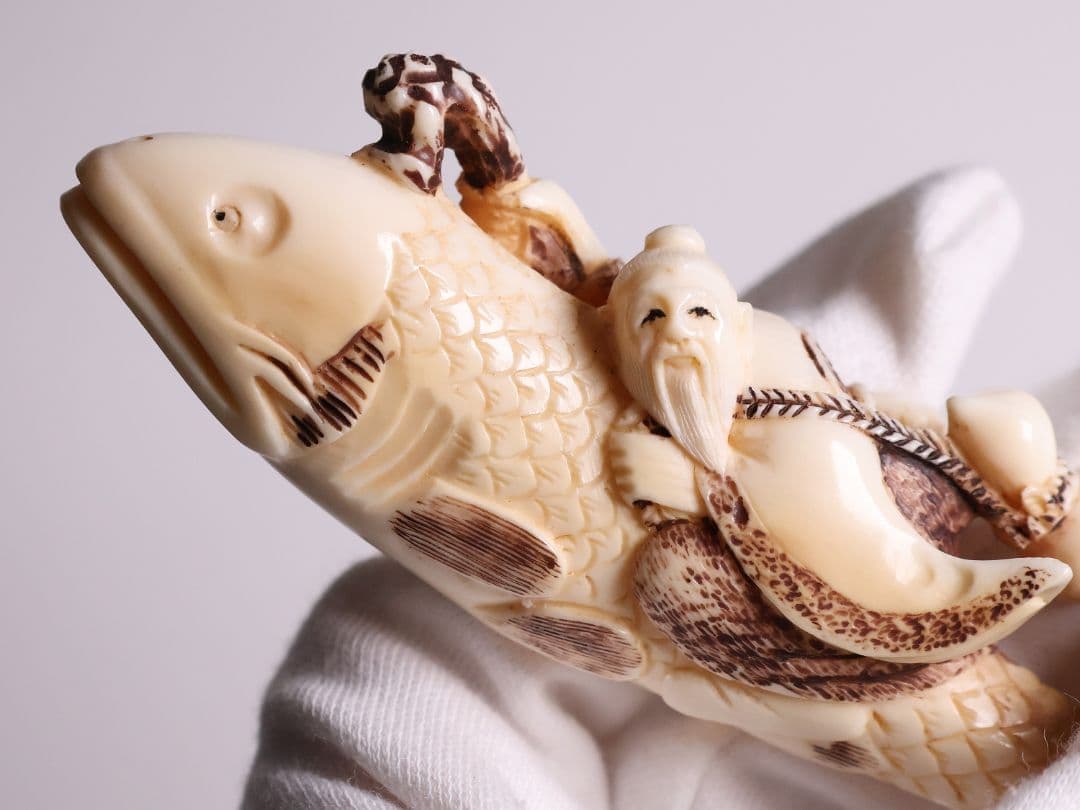 時代 堤物 根付 置物 天然素材 鯉乗寿老人 在銘 峰山 牙 彫刻【CM278