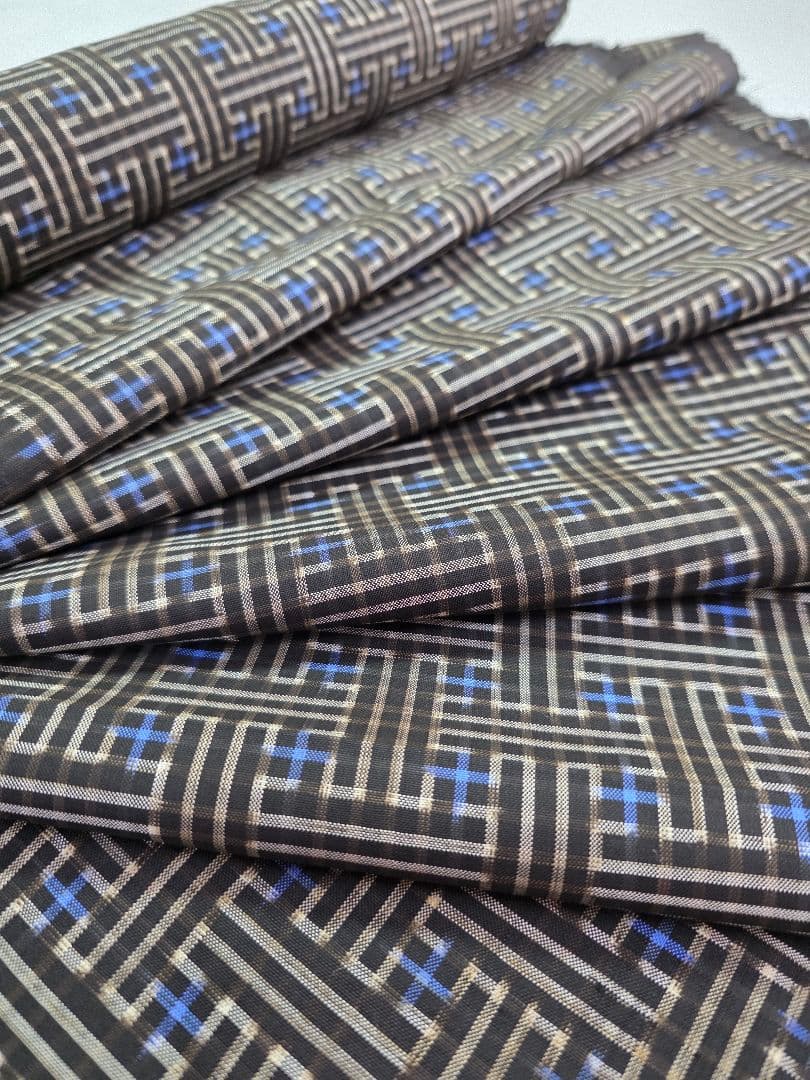 秋名バラ】【青6玉】 希少 本場奄美大島紬 新古品 龍郷 反物 - メルカリ