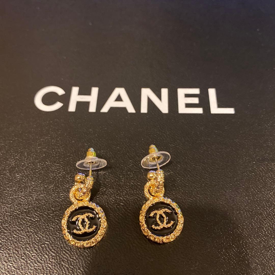 CCロゴ❤︎ゴールド ブラック ピアス - メルカリ