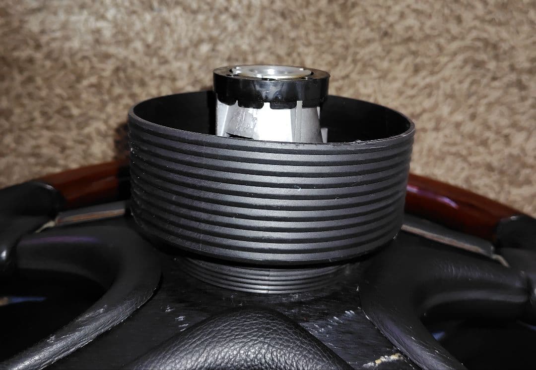 中古・お買得品】MOMOステアリング ウッド＆レザー リーガル ボス