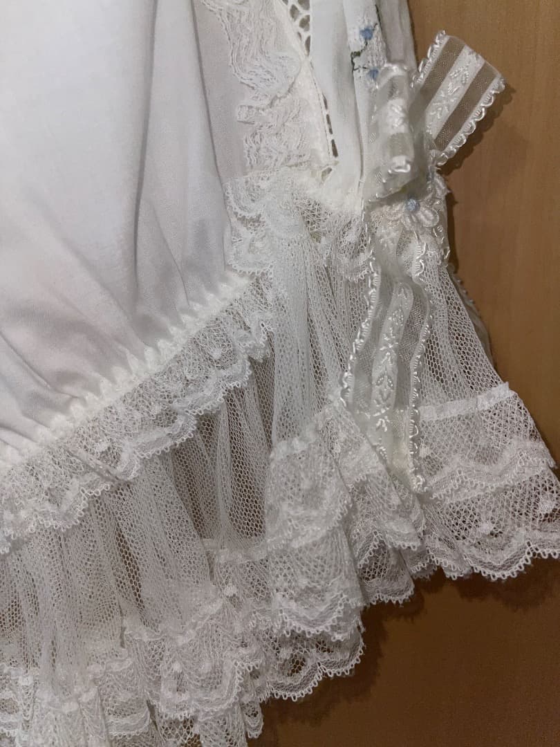 さえら、ヒスクローネの豪華レース満載ホワイトフレアパジャマ - メルカリ