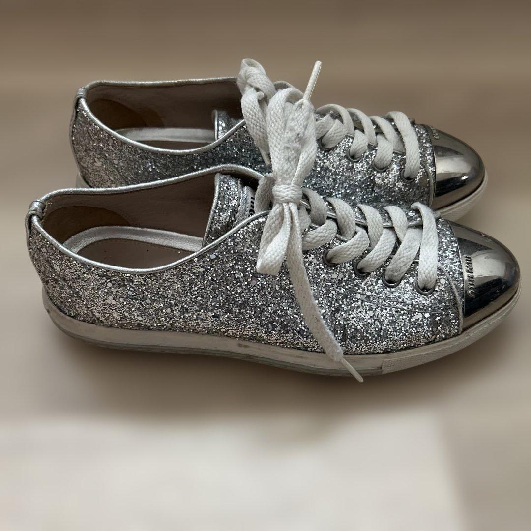 miu miu シルバー グリッター ローカットスニーカー - メルカリ