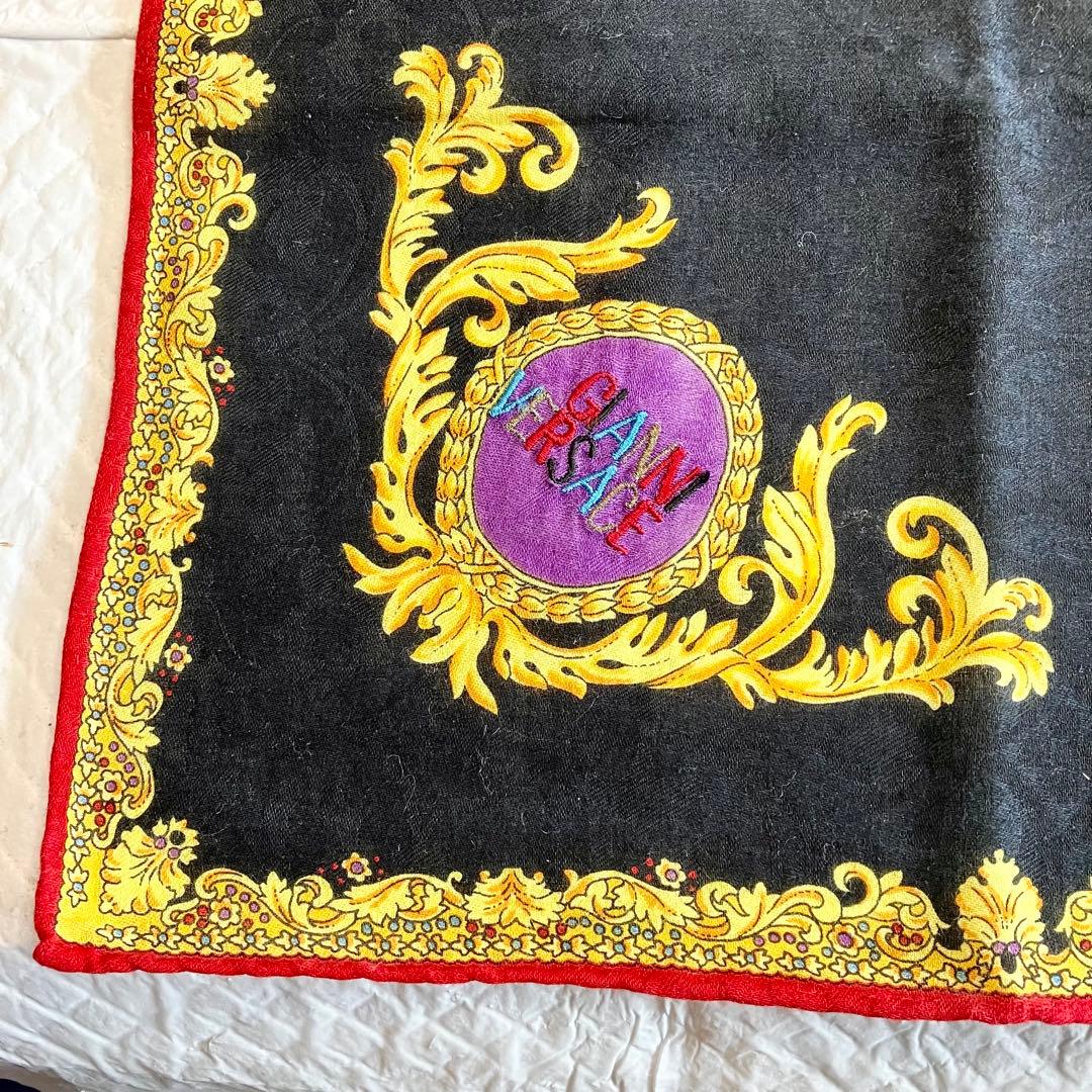 VERSACE ヴェルサーチ 大判ハンカチ 52cm ゴールドバロック 黒 - メルカリ