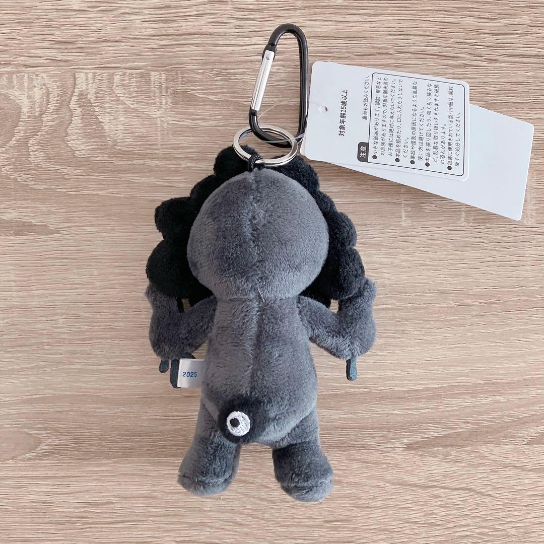 万博 ミャクミャク 黒 カラビナ付き ぬいぐるみ 立 チャーム - メルカリ