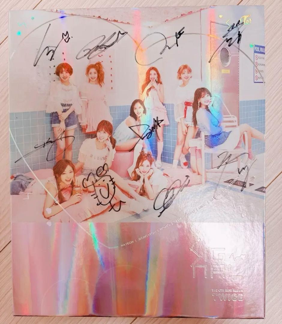 TWICEサインアルバム (Signal) - メルカリ