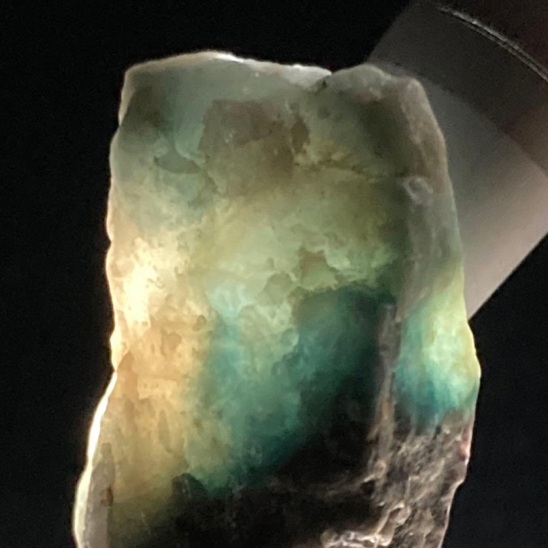 糸魚川翡翠 入りコン沢 青翡翠 翡翠輝石 原石 8.0g - メルカリ