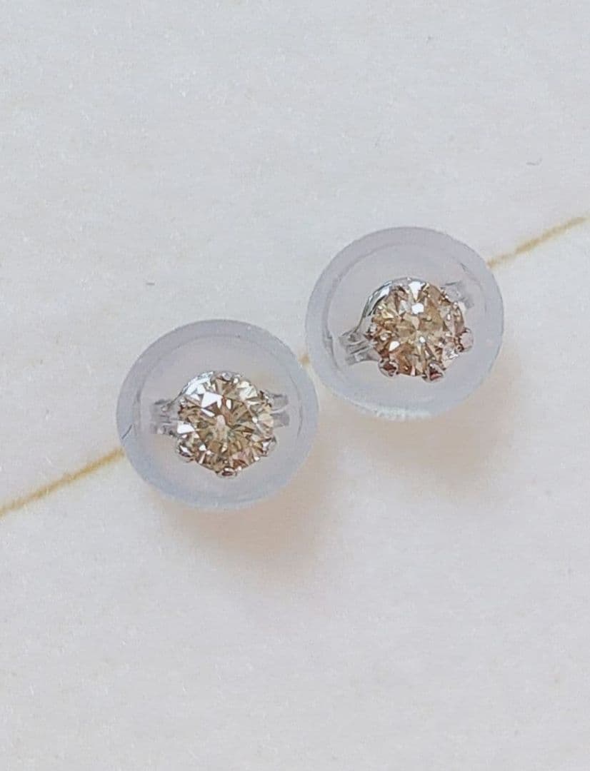 新入荷 未使用品 pt900 天然ブラウンダイヤモンド ピアス - メルカリ