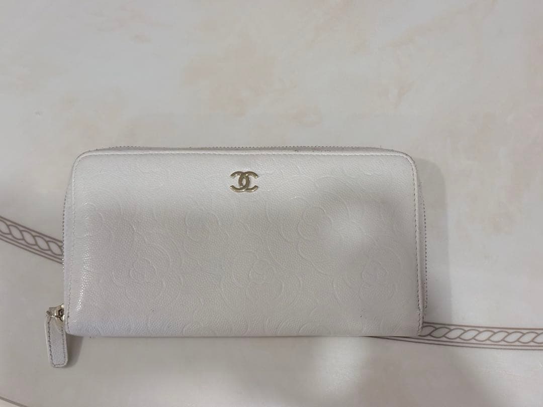 CHANEL ホワイトレザー二つ折り財布 - メルカリ