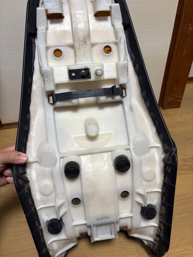 FZS1000フェザーシート 5LV あんこ抜きタックロール張り替え - メルカリ