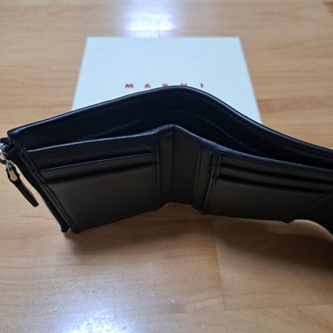 <Dr.ペッパー>MARNI / ロゴ刺繍 三つ折り財布 Dr.ペッパー様専用>MARNI / ロゴ刺繍 三つ折り財布 - メルカリ