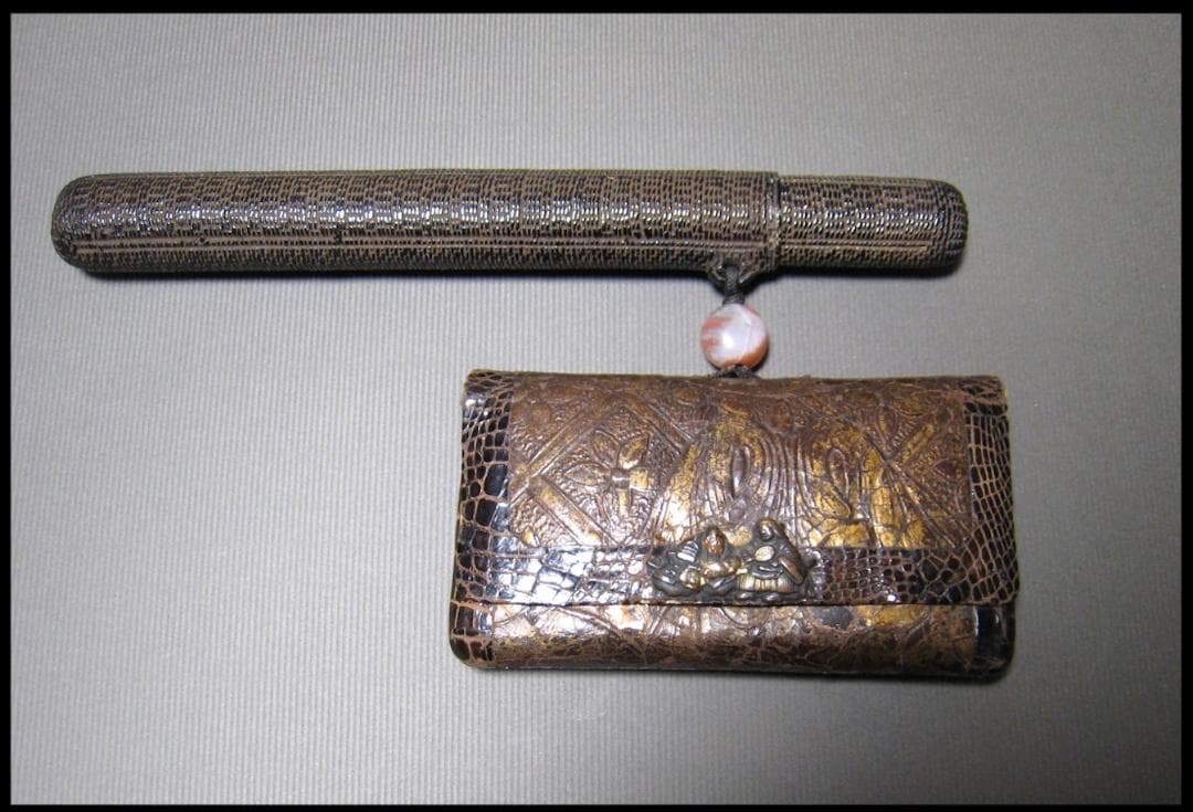 金唐革　花文　煙草入　煙管入　夫婦図　彫金　金具　瑪瑙　緒締　革製　提げ物　骨董 金唐革 菊図前金具付 煙草入れ・木彫 塗り 緒締 ・流水に菊図 網代に