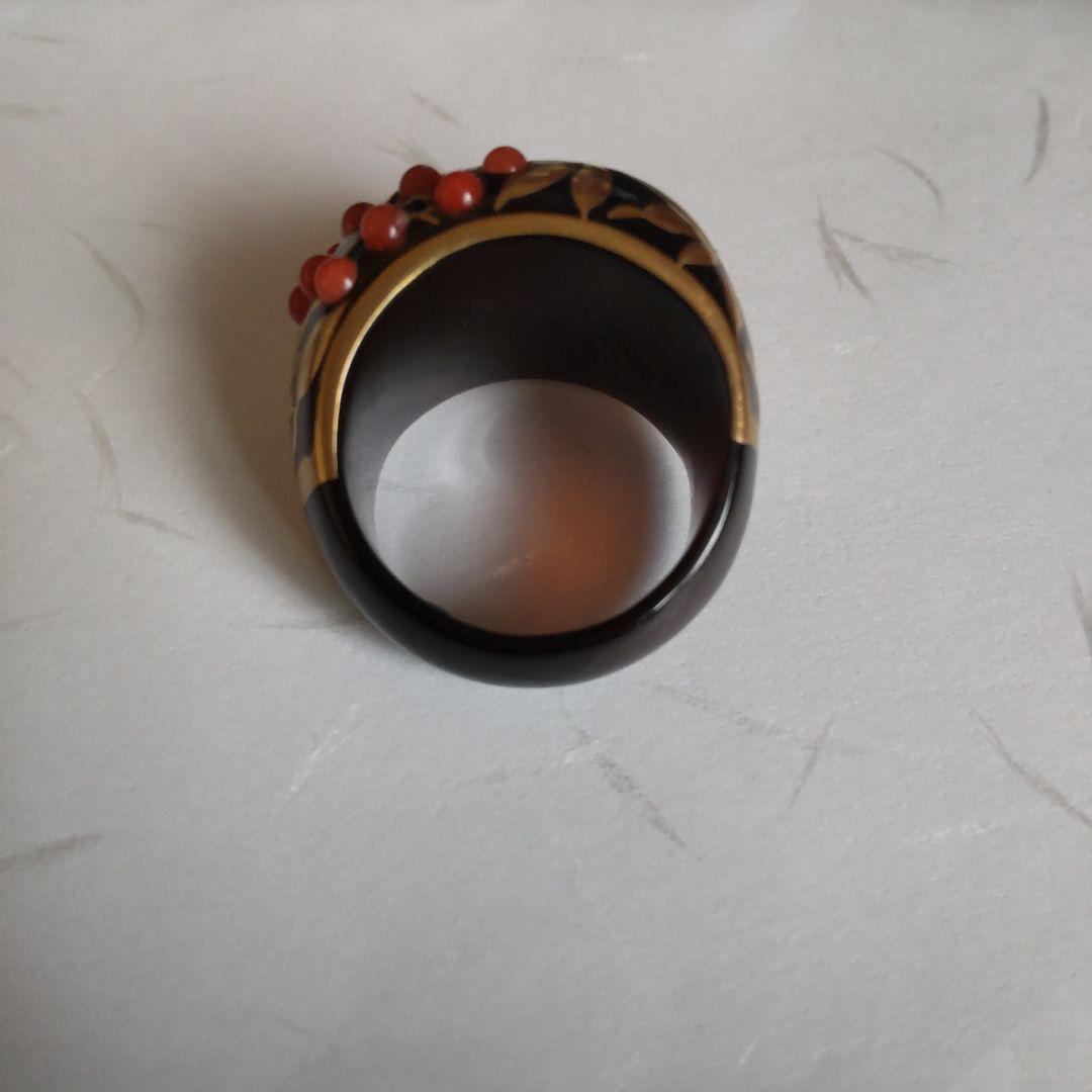 AKIO MORI「べっ甲に植物柄の金蒔絵、赤珊瑚、マーキス型の翡翠の指輪