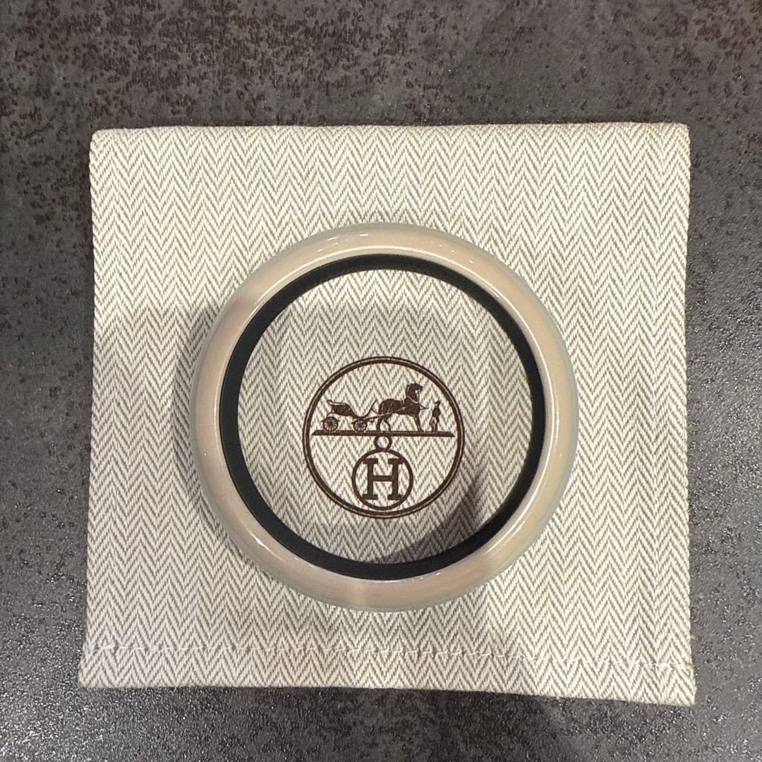 HERMES グラデーションバングル エルメスの最新「バングル」は、サマーカラーのグラデーションが美しい