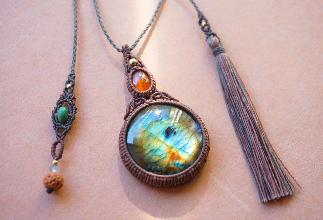 マルチカラーラブラドライト　オレンジカイヤナイト　マクラメ　ネックレス マクラメ編みネックレス ラブラドライト（アフリカ産）＆水晶原石