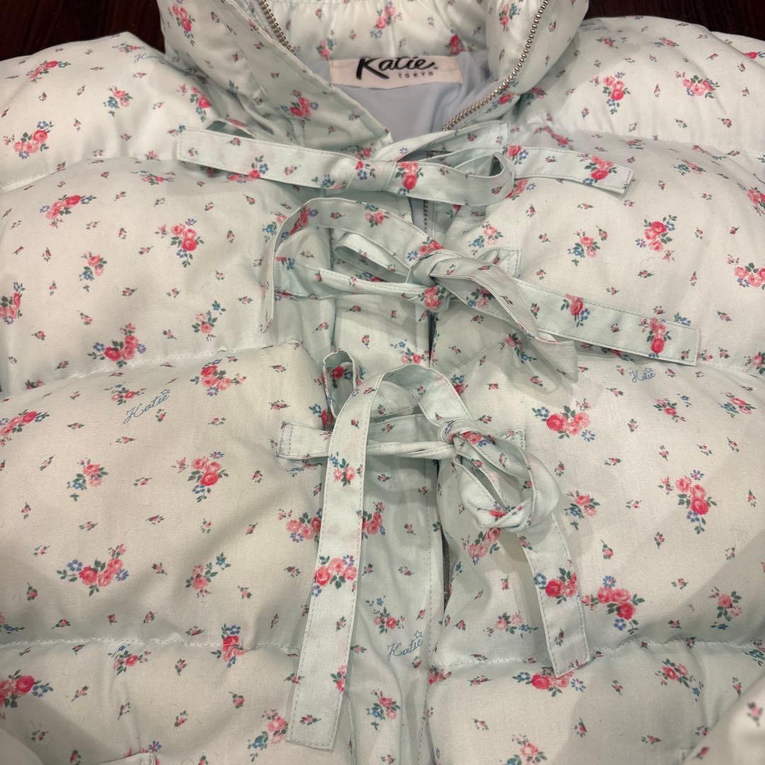 Katie 花柄ダウンジャケット 水色 最終値下げ - メルカリ